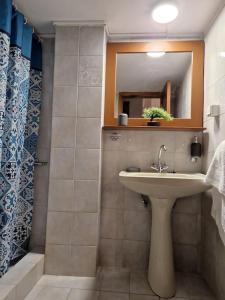 bagno con lavandino, specchio e doccia di Fisherman's Lodge a Karpathos