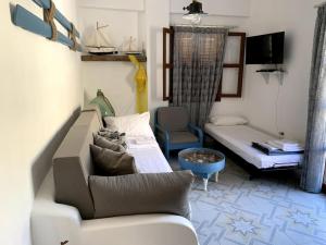 un soggiorno con divano e letto di Fisherman's Lodge a Karpathos