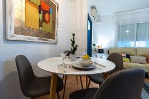 a table and chairs in a living room at Apartamento García in Córdoba