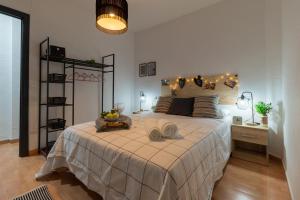Un dormitorio con una cama grande con dos sombreros. en Apartamento García en Córdoba