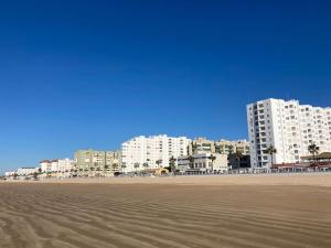 聖瑪麗亞港的住宿－APARTAMENTO VALDEMAR PLAYA - WiFi & Aparcamiento，享有海滩美景,拥有建筑背景