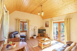 una sala de estar con un sofá y una mesa en Wildcat Lodge, en Cray