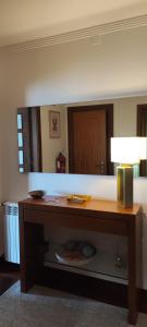 een tafel in een kamer met een grote spiegel bij Barramares Apartment - Sea View Povoa de Varzim in Póvoa de Varzim