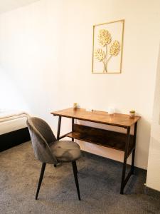 a desk and a chair in a room at TRUTH für 3 - Moderne Küche - Smart TV - Teppichboden in Dortmund