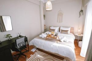 A bed or beds in a room at Cozy Apartment in the heart of Athens!