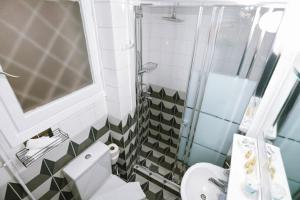 A bathroom at Cozy Apartment in the heart of Athens! Még 17 kép