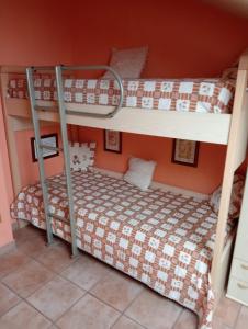 IL PICCOLO PARADISO tesisinde bir ranza yatağı veya ranza yatakları