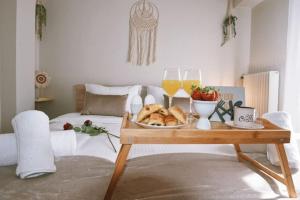 A bed or beds in a room at Cozy Apartment in the heart of Athens!
