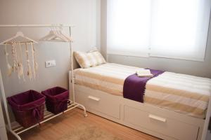 Schlafzimmer mit einem Bett und einem Fenster in der Unterkunft Holibai, Sentidiño, Piso Para Sentir y Disfrutar Baiona in Baiona