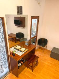 TV a/nebo společenská místnost v ubytování Pavana Hotel