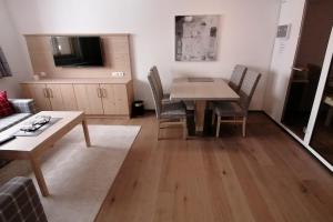 Μια τηλεόραση ή/και κέντρο ψυχαγωγίας στο Appartements im Kirchberg by A-Appartments