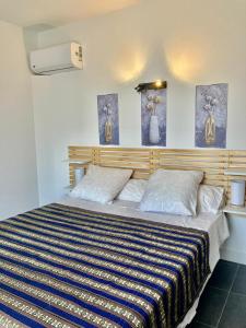 Schlafzimmer mit einem großen Bett mit einem Kopfteil aus Holz in der Unterkunft tytoun evasion in Borgo