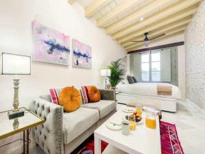 Postel nebo postele na pokoji v ubytování Juderia de Sevilla VI Luxury Apartments