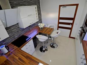 アバディーンにあるPrivate Room in Modern Apartmentのキッチン(木製テーブル、白いスツール付)