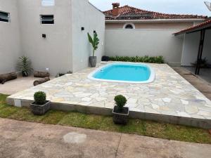 a swimming pool in the backyard of a house at Casa Confortável e Aconchegante in Brotas
