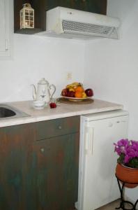 a kitchen with a bowl of fruit on a counter at Pygolampida Studios in Mytilini