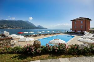 ein Resort mit einem Pool mit Sonnenschirmen und dem Meer in der Unterkunft Park Hotel Casimiro in San Felice del Benaco