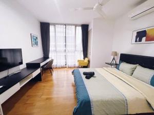 um quarto com uma cama grande com um gato deitado sobre ela em PROMO CONNECTED TRAIN 1 Bedroom ABOVE MALL - 5 em Kuala Lumpur