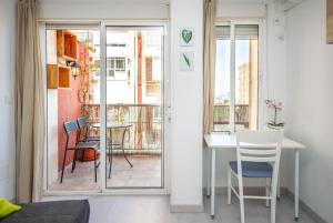 ベナルマデナにあるCubo's Apartamento Irisのテーブルと椅子、バルコニーが備わる客室です。