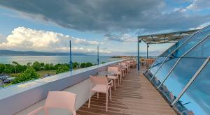rzędu stołów i krzeseł na balkonie z wodą w obiekcie Sol Marina Palace Hotel All Inclusive Adults Only w Nesebarze