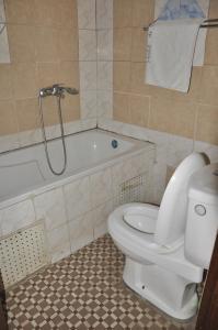 a bathroom with a toilet and a bath tub at HOTEL DE LA VALLEE NEW in Yaoundé