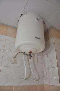 un lavabo blanco en el suelo de una habitación en HOTEL DE LA VALLEE NEW en Yaundé