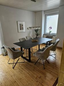 - une table à manger et des chaises dans le salon dans l'établissement Große Ferienwohnung in Koblenz, à Coblence