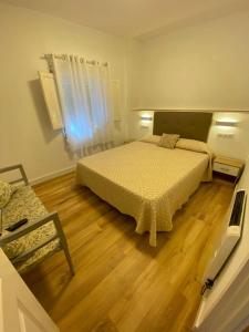 MASIA LA MOLINERA في Xerta: غرفة نوم بسرير وارضية خشبية