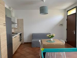 a small kitchen with a table and a couch at Il Tulipano in Trezzano Rosa