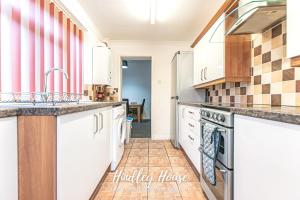 cocina con fregadero y lavavajillas en Hindley Serviced Accommodation en Hindley