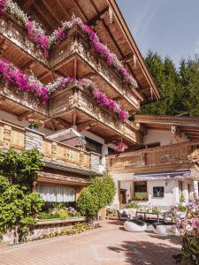 ein Gebäude mit Blumen auf der Seite in der Unterkunft Gästehaus Waldruh in Gerlos