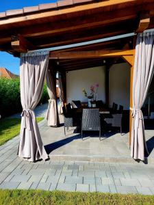 - une terrasse couverte avec une table, des chaises et une table dans l'établissement Concept Urban, à Mediaş