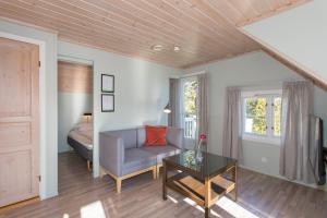 una sala de estar con un sofá y una mesa en Topcamp Bie - Grimstad, en Grimstad 91 fotos más