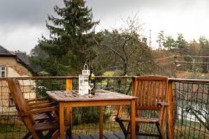 - Balcón con mesa de madera y 2 sillas en Tiny House nad Českým rájem en Všelibice