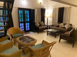 Een zitgedeelte bij Celestial Resorts, 3 Bedroom Luxury Villa
