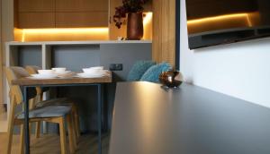 eine Küche mit einer Theke und einem Tisch mit Stühlen in der Unterkunft IRS ROYAL APARTMENTS Apartamenty IRS Neptun Park in Danzig