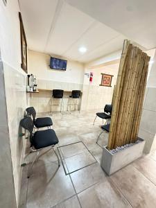- une salle d'attente avec des chaises et une cheminée dans l'établissement Centro1555, à Buenos Aires