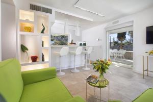 ein Wohnzimmer mit einem grünen Sofa und einem Tisch in der Unterkunft AMORE RENTALS - Resort Ravenna - The Villa in Massa Lubrense