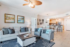 sala de estar con sofá, sillas y mesa en Portofino 4-1002 en Pensacola Beach