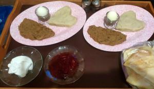 una mesa con tres platos de galletas y otros postres en A&S House en Siwa