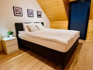 Säng eller sängar i ett rum på Ptasia Zatoka Sarbinowo