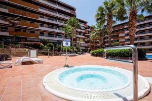 a hot tub in the middle of a courtyard at Sea Harbor - Balcon de los Gigantes in Puerto de Santiago