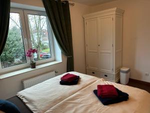 1 dormitorio con 1 cama con 2 almohadas rojas en zentral, Mini Suite zwei Räumen, Parks, Messe en Düsseldorf