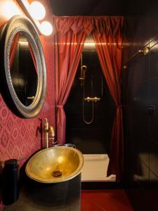 La salle de bains est pourvue d'un lavabo et d'une douche. dans l'établissement Peanut Medieval Lodge, à Saint-Ursanne