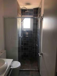 łazienka z prysznicem, toaletą i umywalką w obiekcie La Carihuela Apartamento w mieście Torremolinos +21 zdjęć