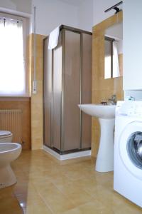 ein Badezimmer mit einer Waschmaschine und einer Waschmaschine in der Unterkunft Green Spot in Riva del Garda