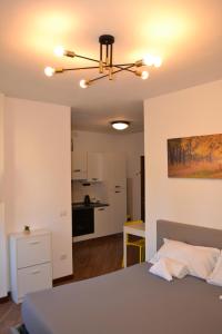 1 Schlafzimmer mit einem Bett und einer Küche in der Unterkunft Green Spot in Riva del Garda