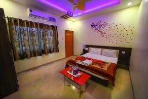 Hotel Green Exotica Mahabaleshwar客房内的一张或多张床位