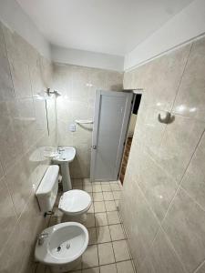 y baño con 2 aseos, lavamanos y ducha. en Centro1555 en Buenos Aires