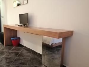 TV a/nebo společenská místnost v ubytování Serhan Hotel